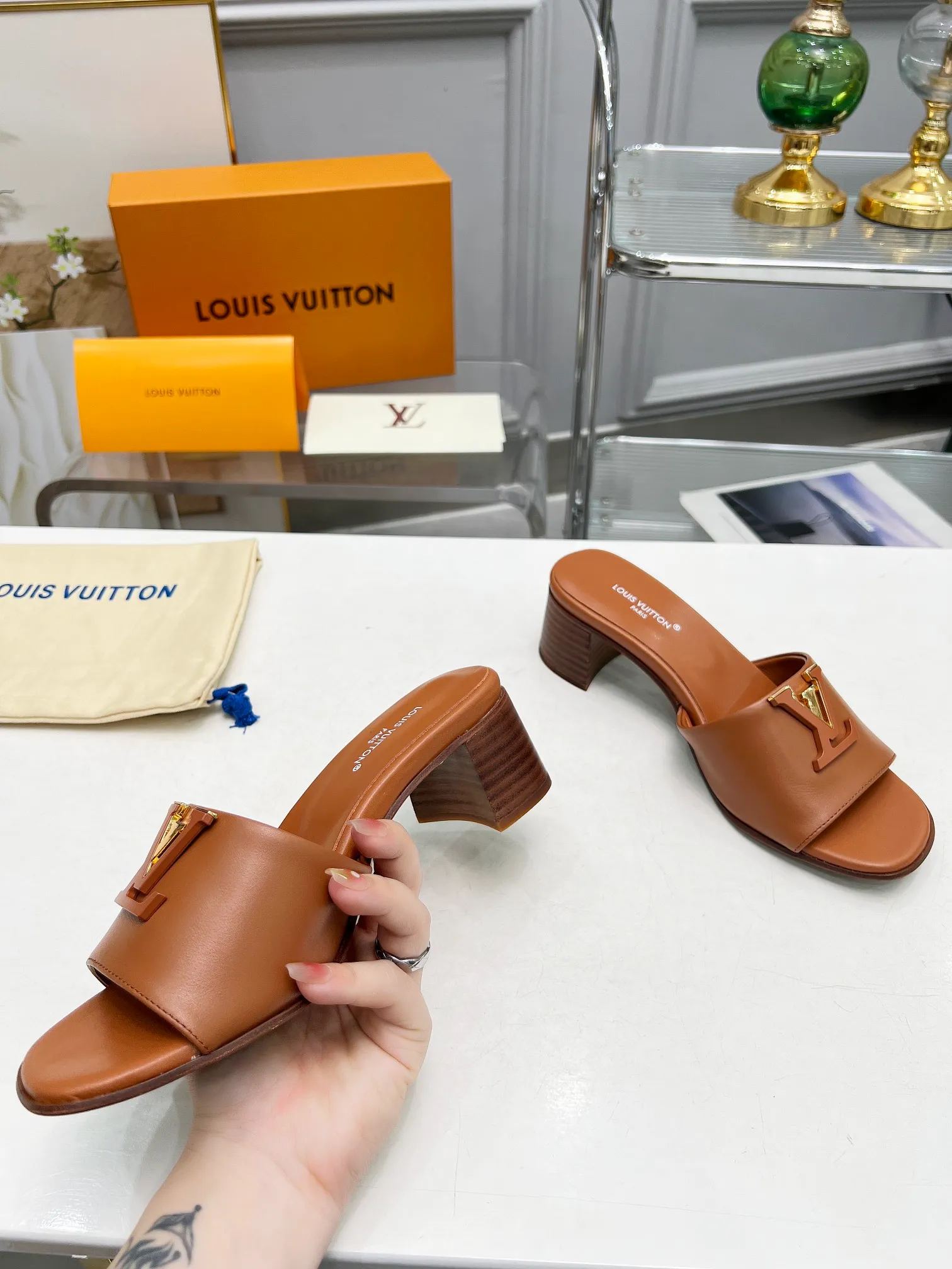 👟👟Ex-factory price 460👟👟Louis Vuitton/Louis Vuitton women's new sandals LV SUNSET COMFORT flat sandals are made of exquisite cowhide and sheepskin lining, the uppers show handicrafts, and are matched with genuine leather soles*@wearing experience. LV logo hardware buckle on upper, size 35-42